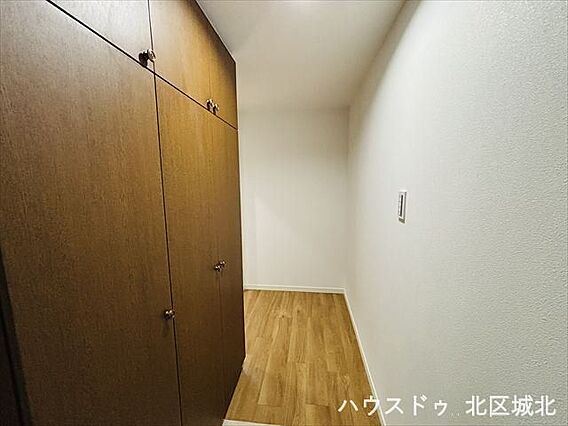 玄関を入って正...