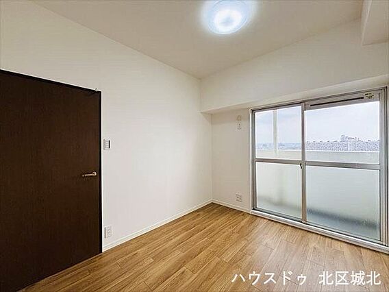 東側洋室：バル...
