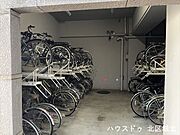 駐輪場です。屋根が付いていますので、自転車が雨で濡れることなく保管することができます。
