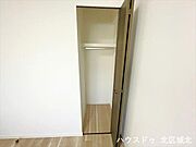 各洋室に設けられたクローゼットは、衣類や小物類を効率よく収納できます。お部屋のスペースを有効活用し、居住空間をいつもすっきりと保つのに役立ちます
