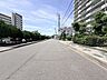 外観：【南西側前面道路】車をゆったりと出し入れすることができます。道路幅にゆとりがあるので、車種を選びません。大きめの車を乗りたい方にもオススメです。