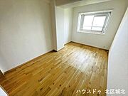 6.2帖洋室大きな窓からたっぷりの日差しが入り、明るいお部屋になっています。