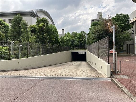 地下駐車場入り...
