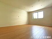床暖房を完備したリビングは、冬も足元から暖かく、家族が快適に過ごせる居心地の良い空間です。