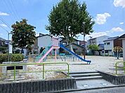 【成願寺西部公園】神社が隣接した公園です。遊具は滑り台2台、ブランコ、砂場があります。住宅街の中にあるため、ランニングやジョギングの休憩としての利用もおすすめです。 390m