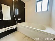 落ち着いていておしゃれな化粧パネルを採用。ゆったりと湯舟に浸かって一日の疲れをリフレッシュできます。