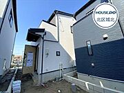 北名古屋市六ツ師宮西に3LDKの新築一戸建ての登場です。二部屋から出入り出来るワイドバルコニーがあり、明るく開放的なお部屋で過ごせます。延長敷地ならではの、プライベート感ある住環境です。