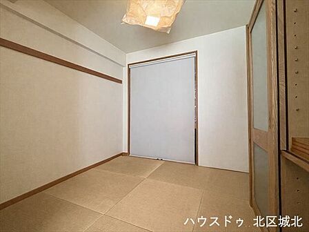 イメージ画像(実際の写真をもとに家具等をCGで除去したものになります)落ち着いた雰囲気の和室。来客用やくつろぎ空間として使いやすく、収納付きで機能的なお部屋です。