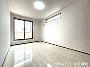 【6.7帖洋室】バルコニーに面しているので、晴れた日は明るく過ごしやすい空間です。