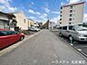 その他：幅員約5.9mの南西側前面道路です。車が余裕を持ってすれ違うことが出来る道幅です。車の出し入れも余裕を持って行うことが出来ます。