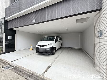 車の出し入れがしやすい平面駐車場です。