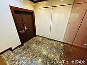 ゆとりのある玄関です。家族の履物が全部しまえるワイドな玄関収納付き。