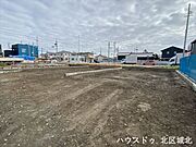 LDKはパントリーを含み21帖とゆったり、全居室2面採光で風通し良好。駐車は普通車3台並列可能です。