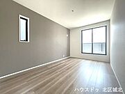 【7.5畳洋室】バルコニーに面したお部屋です。お天気のいい日にはたっぷりと陽を取り込むことができ、ベッドの上のお布団もふかふかになりそうですね。