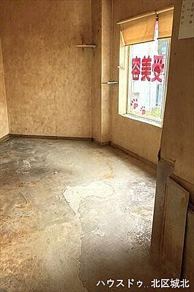 道路沿いの窓か...