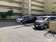 マンション前には便利な平面駐車場付き！
