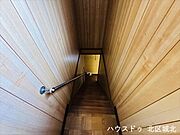 木の温もりを感じる階段スペース。手すり付きで安心して昇り降りができる設計です。
