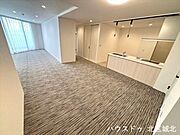 リビングスペースが約23.9帖あり、大画面テレビも余裕。インテリアプランが考えやすいワイドなリビング。