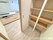 あると便利なパントリーが付いています♪食品や生活用品のストックもスマートに保管しておくことが出来ます。