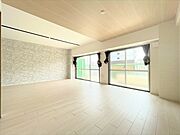 大きめのソファーを設置して自然と家族が集まる空間に◎ほっこりと安らげるリビングなら、必然的に家族と過ごす時間も増えますね。