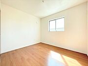 やさしい光に包まれる洋室。心地よい毎日を過ごせる空間です。
