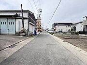 幅員約6mの前面道路です。道路幅にゆとりがあるので、車種を選びません。大きめの車を乗りたい方にもオススメです。