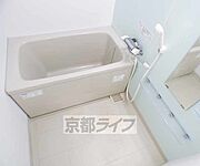 ミントグリーンのパネルが爽やかな浴室です。浴室乾燥もついています。