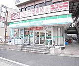 ファミリーマート竹田久保町店まで247m 龍谷大学のすぐ西のコンビニです。最寄駅はくいな橋駅です。