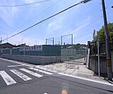 松尾小学校まで300m 自然豊かな環境に囲まれた小学校です。