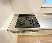 3口ガスコンロ付きのキッチン