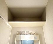 洗面台上にも収納スペースございます