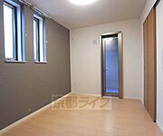明るく多目的な部屋です。