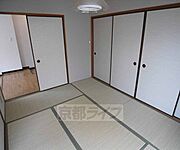 洋室隣の6帖和室です。
