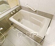 手すりの付いたお風呂です