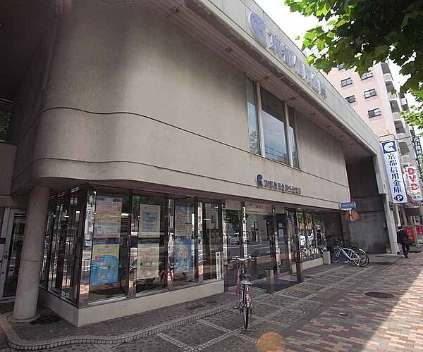 京都信用金庫 壬生支店まで385m 西院駅と大宮駅の間にございます。四条通り沿い。