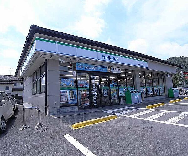 ファミリーマート松尾大社前店まで564m 松尾橋と松尾大社の鳥居の間に位置します。駐車場も広いですよ。