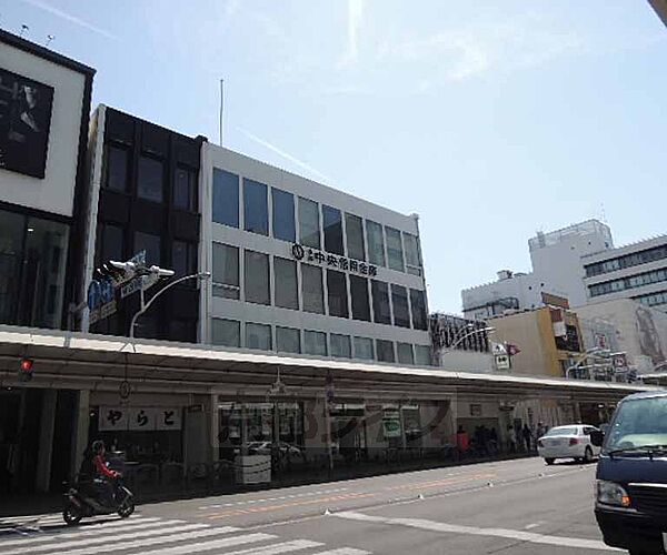 画像30:京都中央信用金庫四条支店まで63m 街中の便利な立地