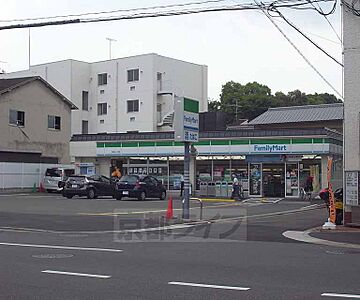 周辺：ファミリーマート御池山ノ内店まで130m 駐車場がひろびろです