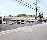 セブンイレブン桃山町和泉店まで341m 京阪桃山南口駅とＪＲ六地蔵のちょうど間です。