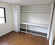 大きな収納の付いた洋室です