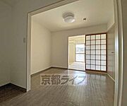 別方向から見たダイニングキッチンです。