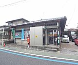 亀岡篠郵便局まで450m 府道402号線沿いにございます。