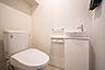 トイレ：トイレには手洗いスペースを完備。吊戸棚を設け、トイレットペーパーや掃除用品などを収納できます。撮影:2026-07-08
