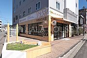 宮原駅東口徒歩2分♪埼玉りそな銀行様のお隣です駐車スペースは裏に4台・横に2台ございます