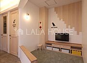 個室の商談席もあるのでお子様が泣いてしまっても大丈夫です。お気軽にご家族みなさんでお越しください　キッズスペースにはレゴ、ぬりえ、おままごとセット、NETFLIXも見れます♪