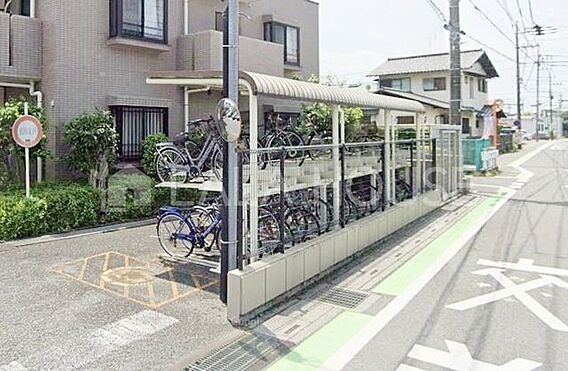 駐輪場は屋根付...
