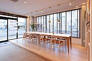 店舗内は全て檜を使用しており、木の温もり溢れる店内でゆっくりとご相談できる空間となっております