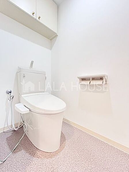 トイレには快適な温水洗浄便座付き