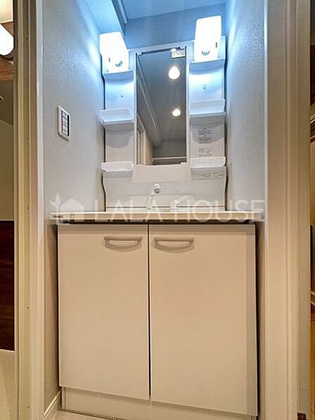 収納棚があり使い易い洗面化粧台♪