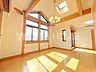 室内：吹抜けがあり開放感のある居室♪